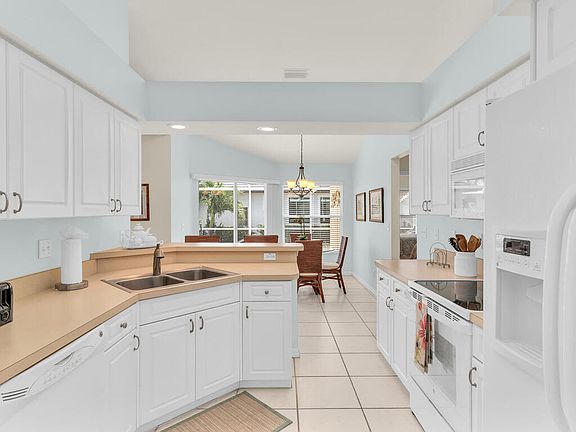 5th image of 533 Bradford Ct #23