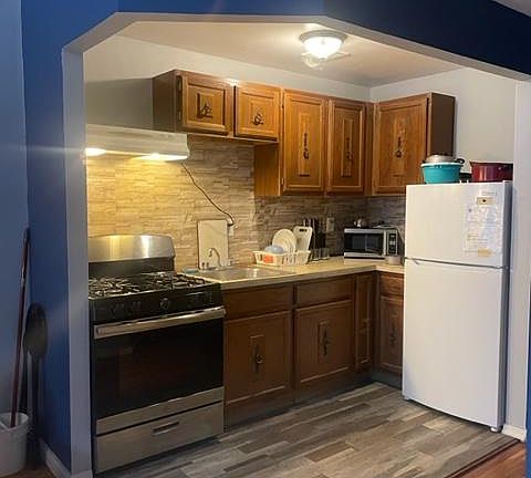 2nd image of 161 W 195th St