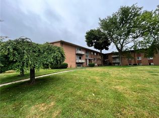 22071 River Oaks Dr APT A8, Rocky River, OH 44116