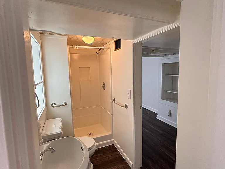 Olympia Court Apartments — Photo 22