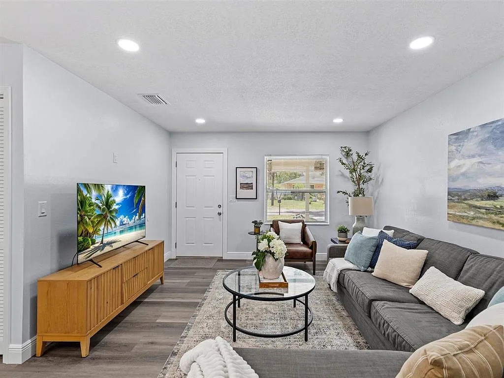 4 bed, 3.0 bath, 1586 sqft, $2,700 — Photo 3