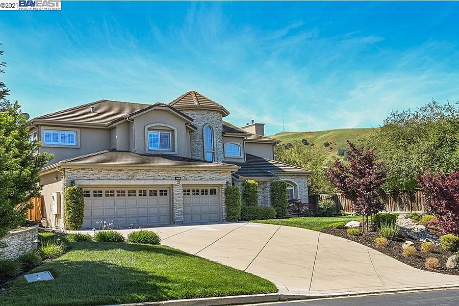 2nd image of 3504 Ashbourne Cir