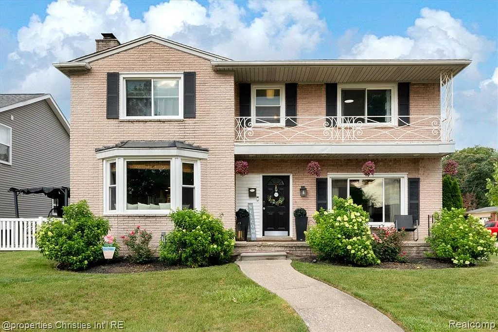5 bed, 3.5 bath, 3576 sqft, $4,200 — Photo 2
