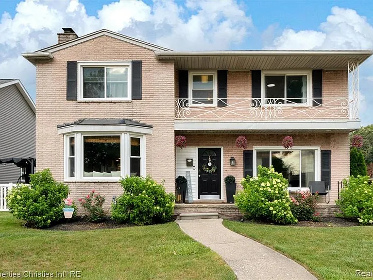 24600 Manistee St — Photo 2
