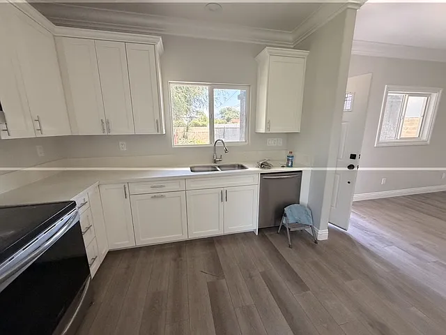 312 W Edna Pl — Photo 7