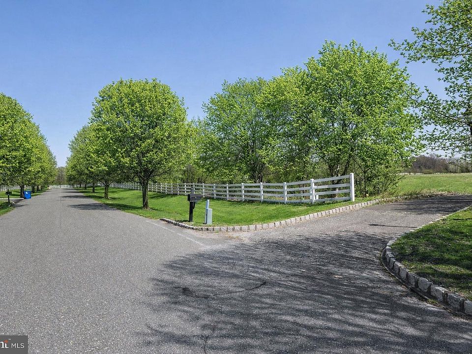 1st image of 8 Saddlebury Ct