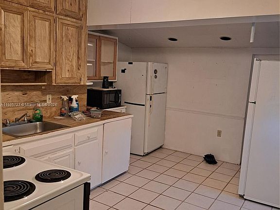 3rd image of 916 SW 22nd St