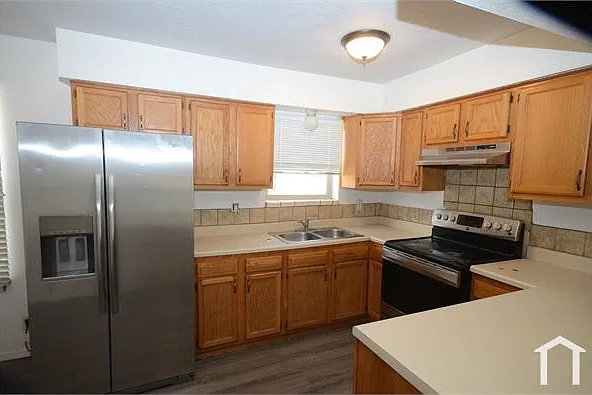 3 bed, 952 sqft, $1,600 — Photo 3
