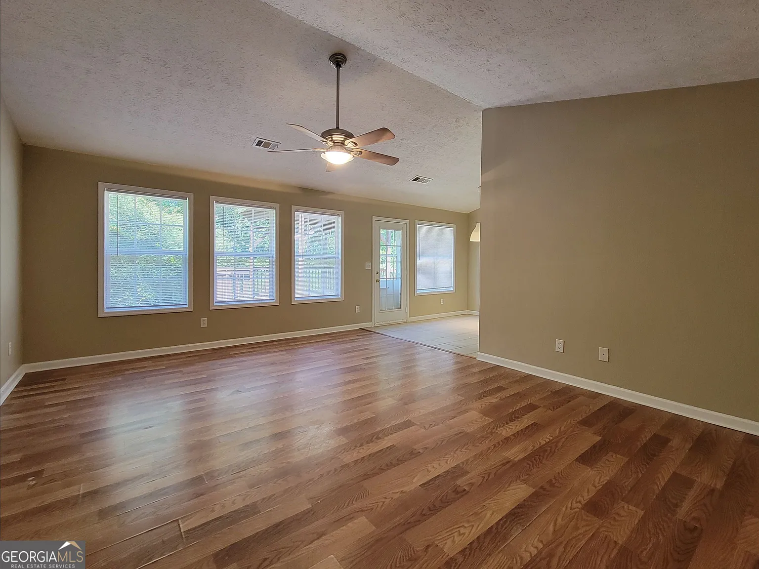 3 bed, 2.0 bath, 1275 sqft, $1,795 — Photo 2