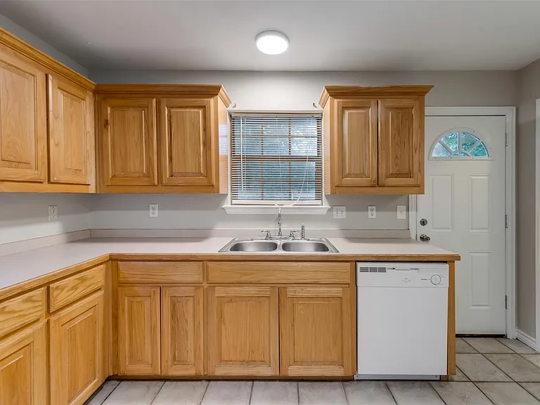 609 Houston St — Photo 11