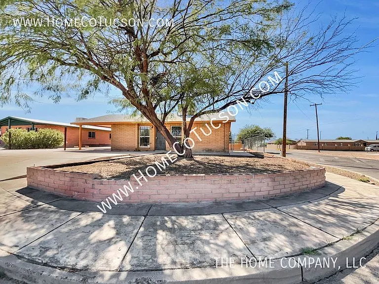 5102 S Fremont Dr — Photo 2