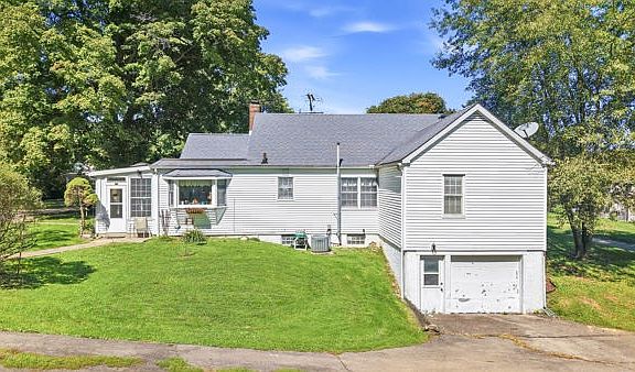 5th image of 3061 Main St