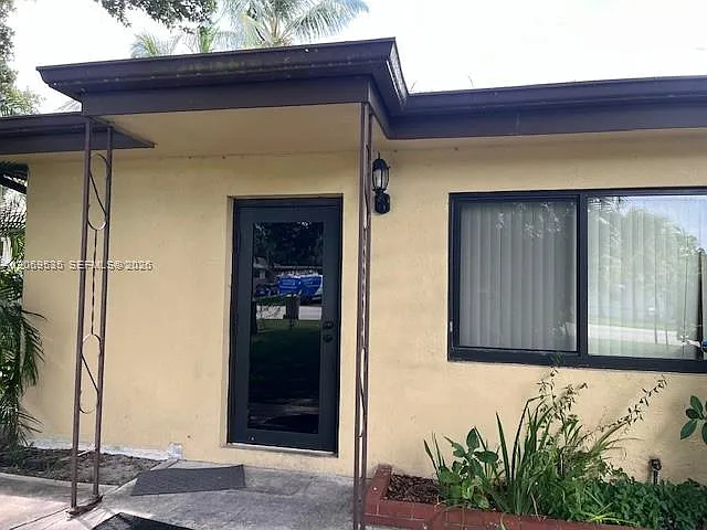 4605 SW 65th Ave — Photo 1