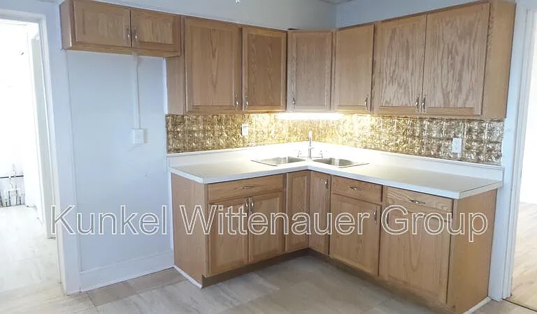 324 N Jackson St — Photo 4