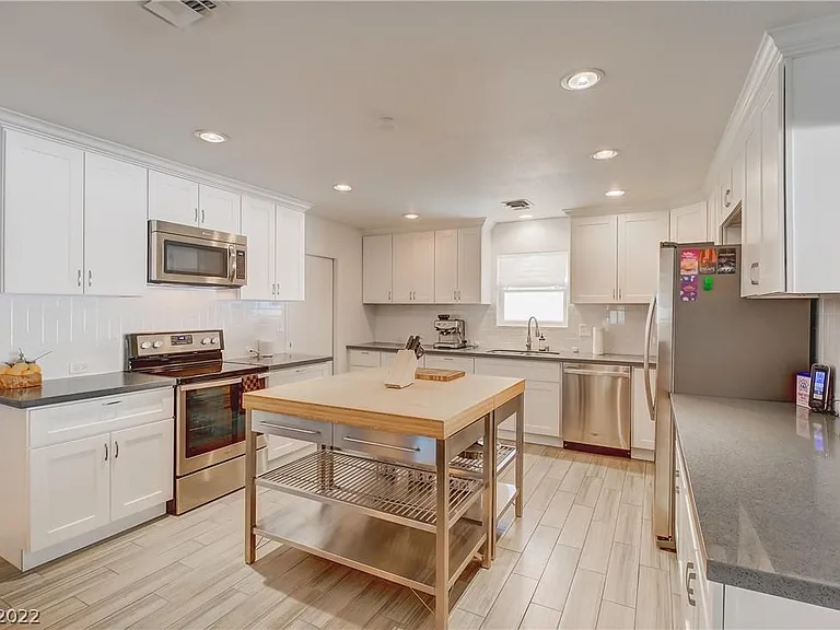 2912 Gilmary Ave — Photo 2