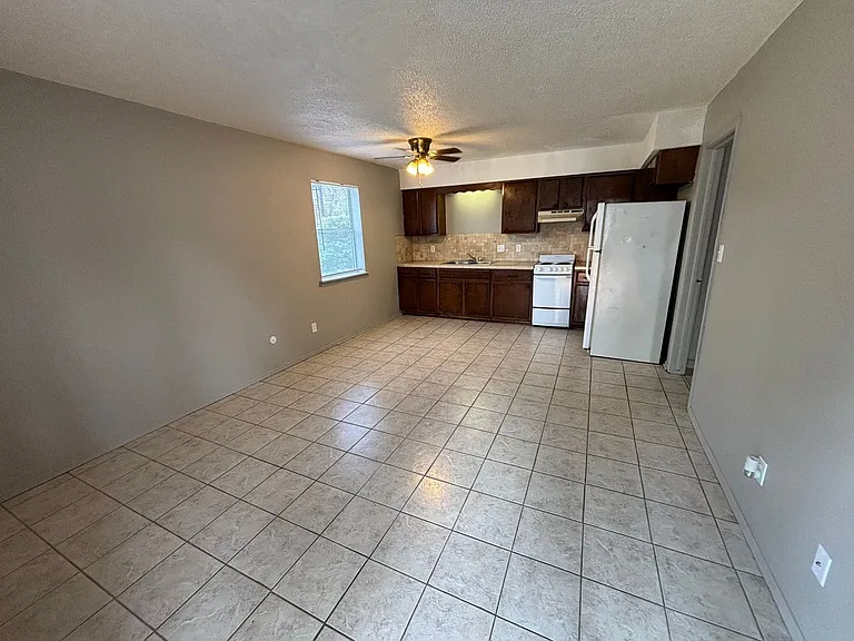 614 W Cleveland St #1-16 — Photo 3