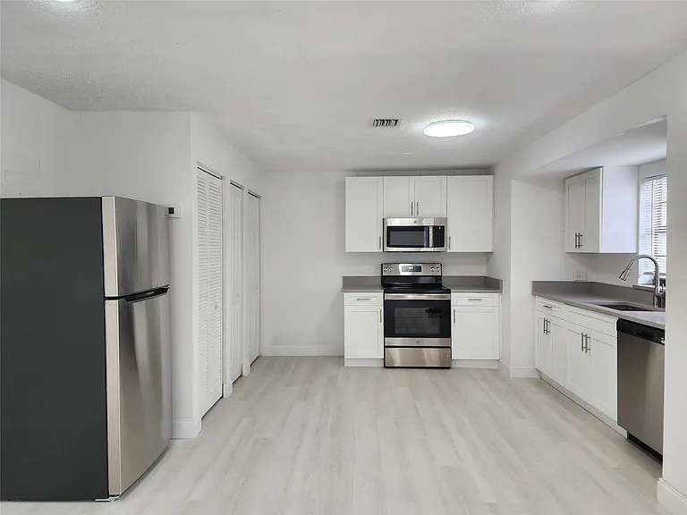 320 NW 4th Ave #1 — Photo 8