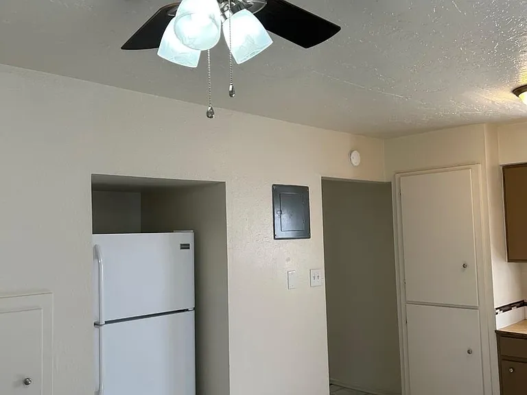 3512 Wellesley Dr NE #D — Photo 3