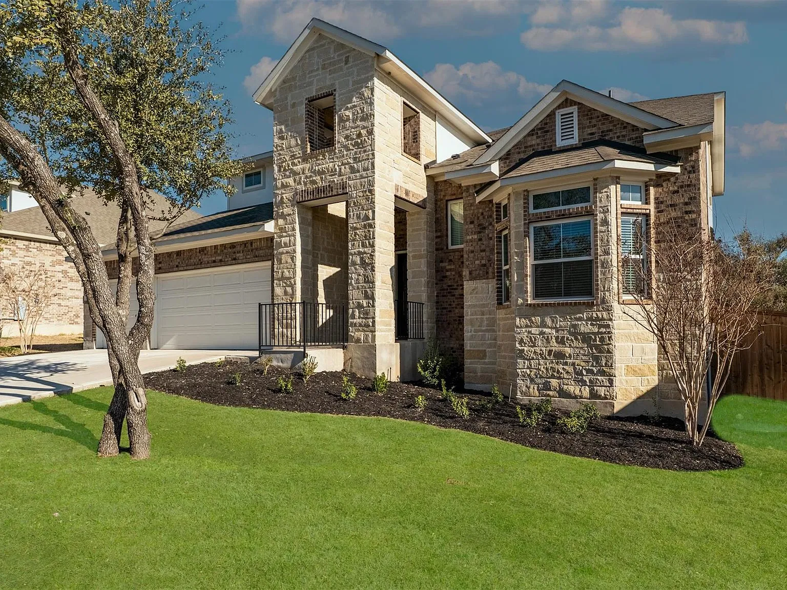 5 bed, 3.0 bath, 3085 sqft, $4,500 — Photo 2