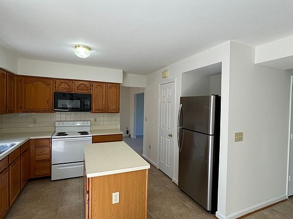3rd image of 8 Quiet Brook Ct