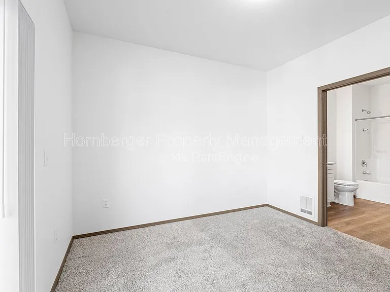 4th Ave Apartments — Photo 19