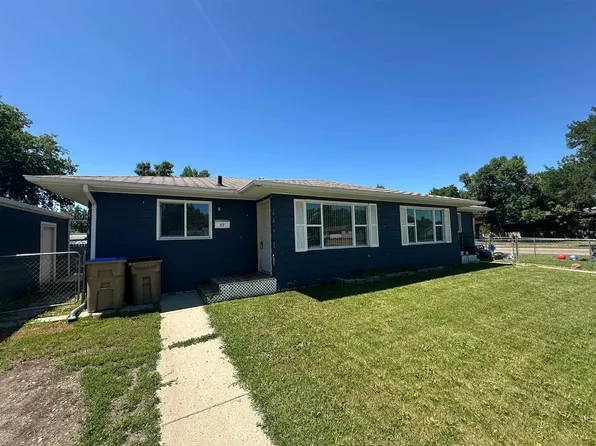 117 20th St NW, Minot, ND 58703