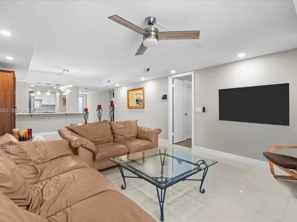 811 S Hollybrook Dr APT 208, Pembroke Pines, FL 33025