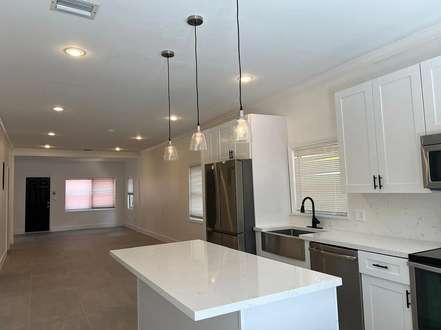 2 bed, 2.0 bath, 1296 sqft, $4,500 — Photo 3