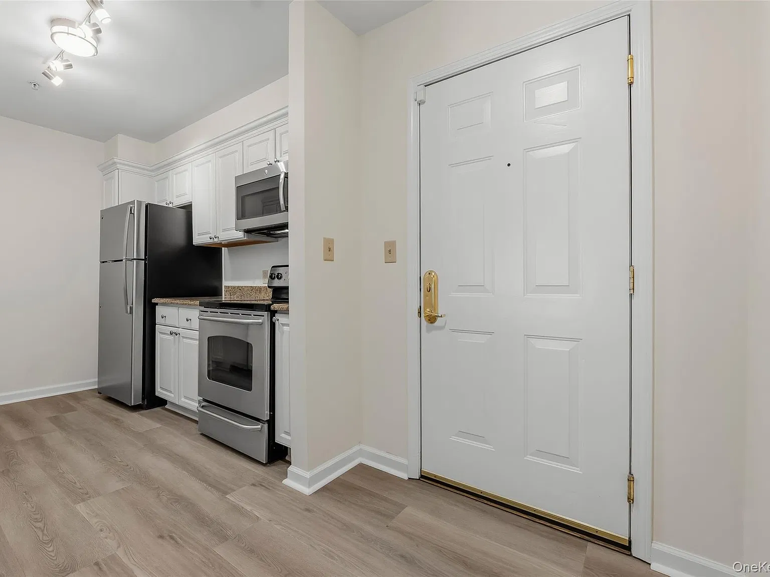 2 bed, 2.0 bath, 1061 sqft, $3,700 — Photo 3