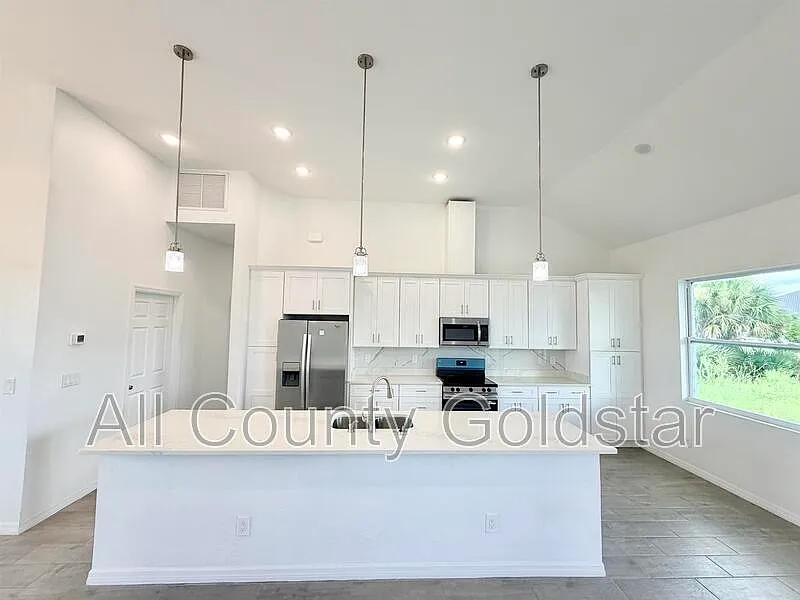 3 bed, 2.0 bath, 1686 sqft, $2,095 — Photo 4