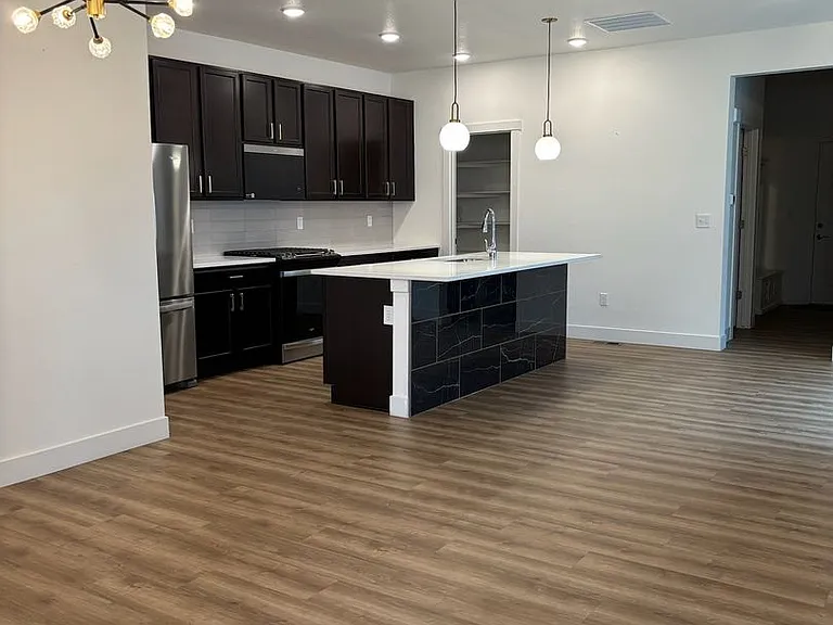 5063 McKinnon Ct — Photo 2