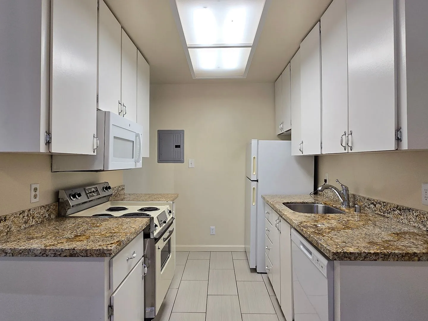 Spacious Upstairs Condo, Balcony, Storage, Gorgeous Complex, Pool, Clubhouse, Tennis Court! — Photo 3