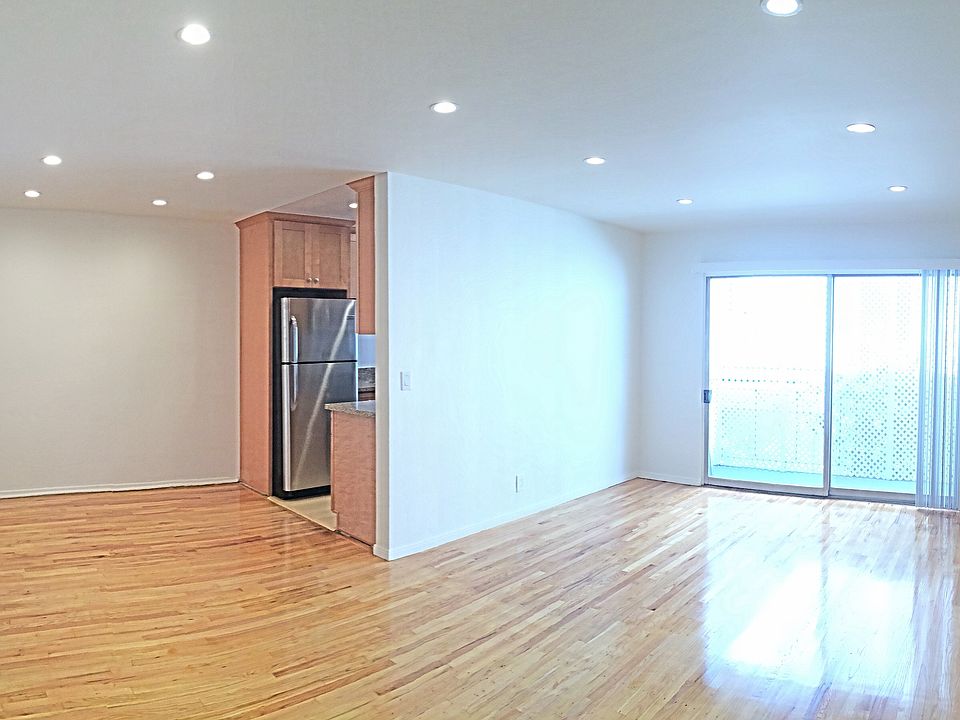 1st image of 923 N San Vicente Blvd APT 5