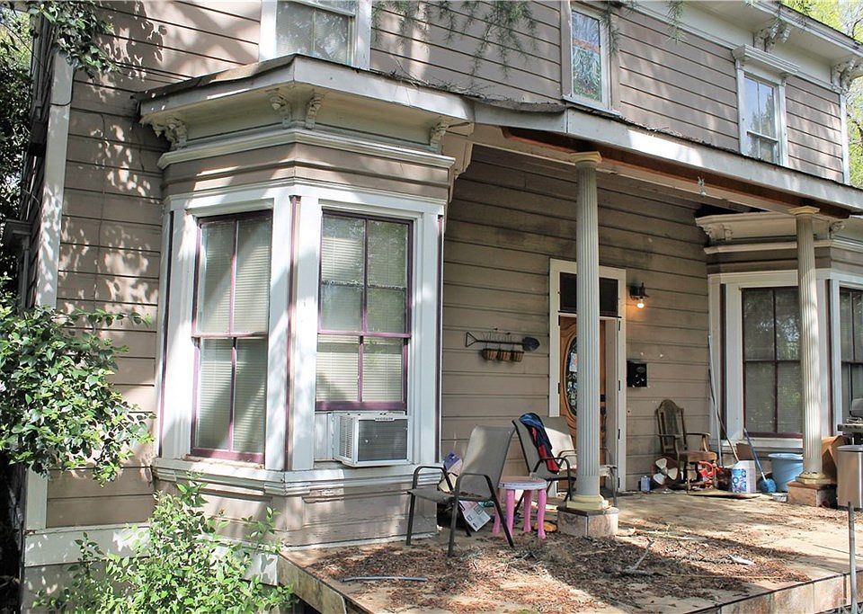 2nd image of 458 E 7th St