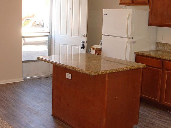 4th image of 12652 Julian Ave #2
