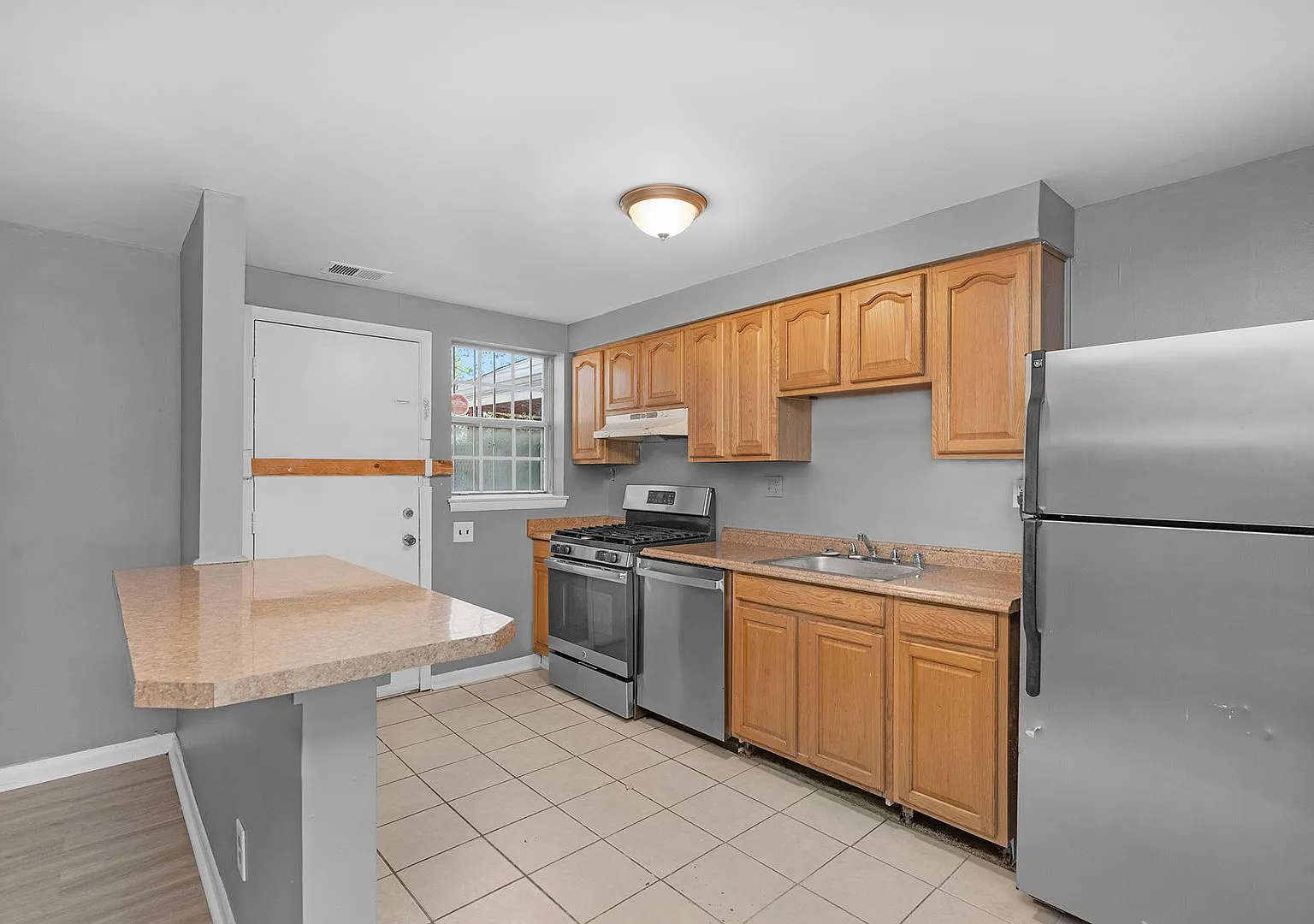 Newly Renovated 3 Bedroom in Old Town Baltimore! — Photo 3