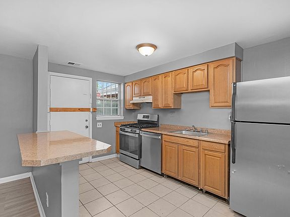 3rd image of 1226 E Madison St