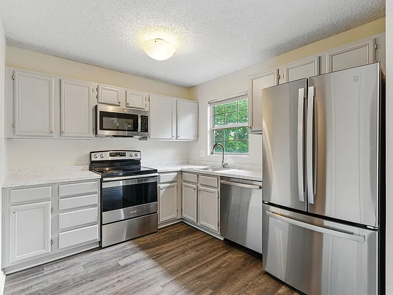 505 Knollwood Ct — Photo 9
