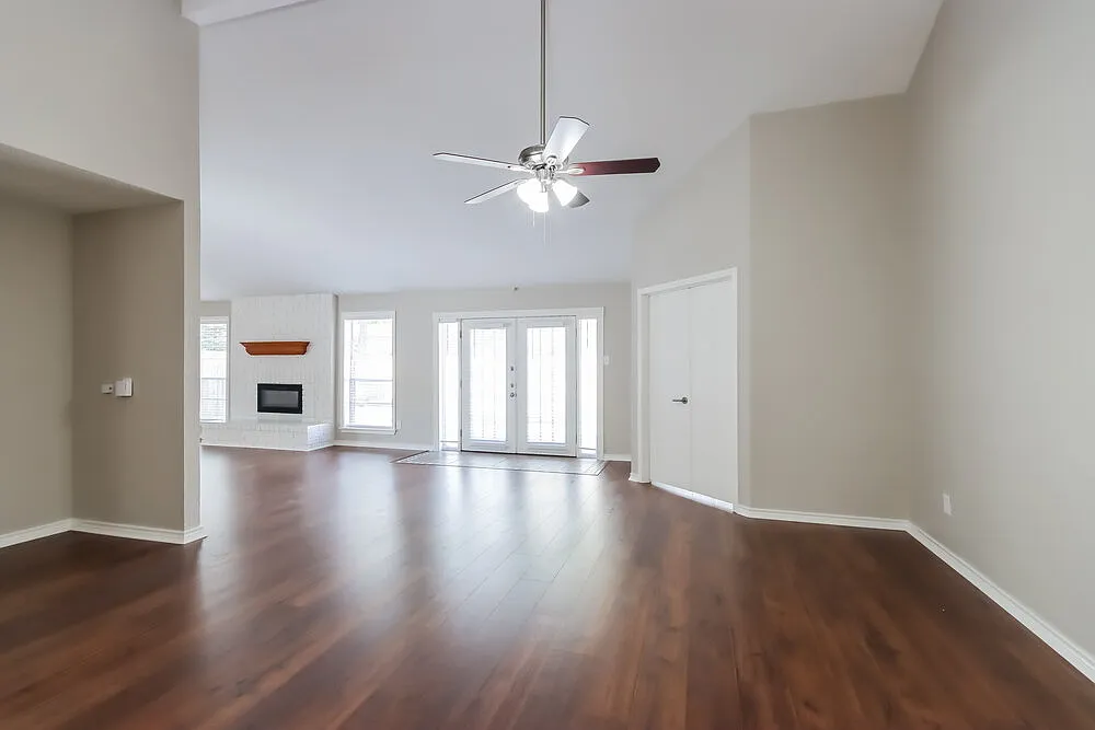 3 bed, 2.0 bath, 2290 sqft, $2,055 — Photo 3