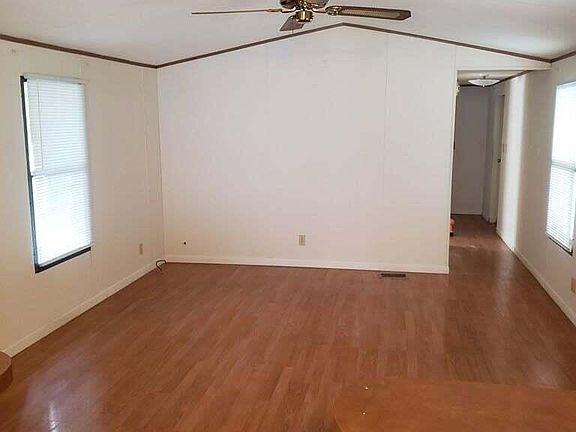 4th image of 27 Lakeside Dr
