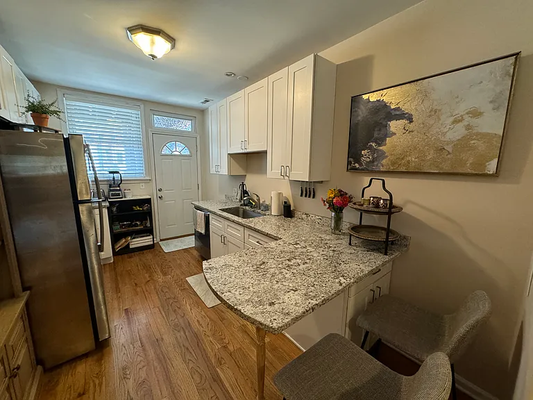 1218 W Roscoe St #1 — Photo 6