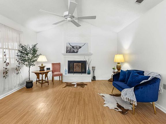 2nd image of 211 SW Kingwood Pl