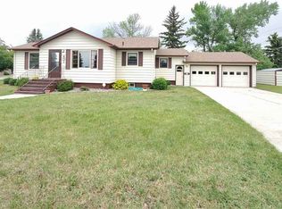 401 5th St NE, Kenmare, ND 58746