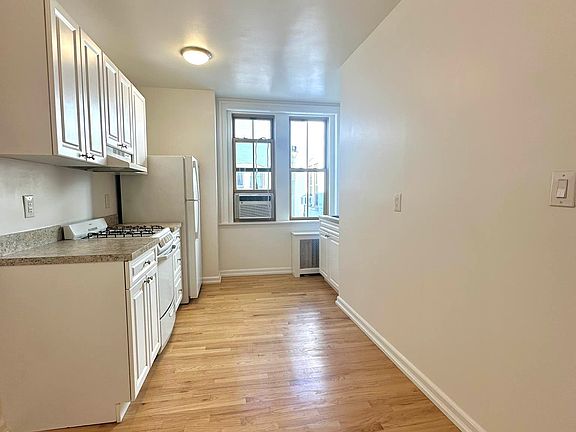 4th image of 402 E 65th St APT 6D