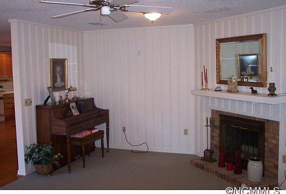4th image of 6 Bradford Cir