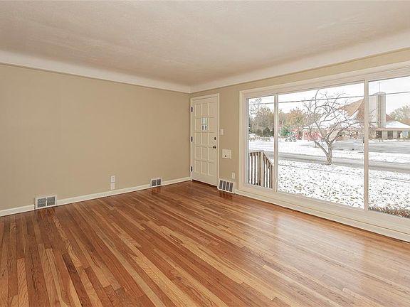 5th image of 401 E 262nd St