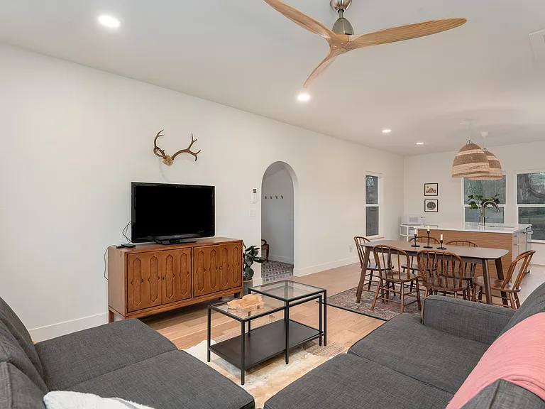 2417 N Overland Trl — Photo 11