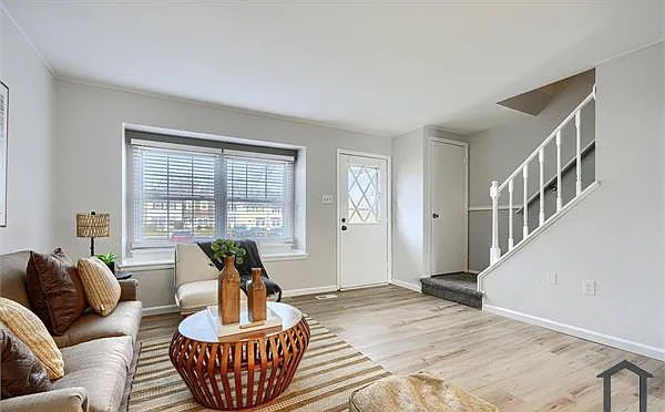 8 King Richard Ct #8 — Photo 2