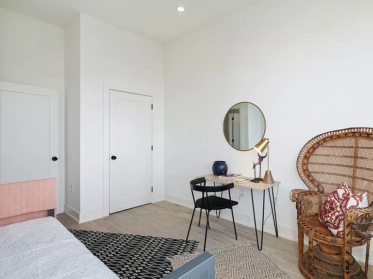 Stunning Apartment on Snyder Ave — Photo 27