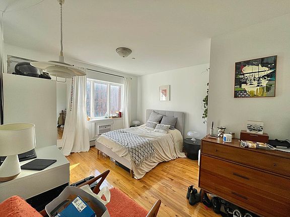 4th image of 571 Warren St #202